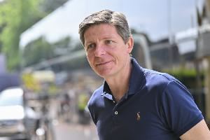 记者：若收到曼联邀请格拉斯纳会毫不犹豫接受，后者也踢三后卫