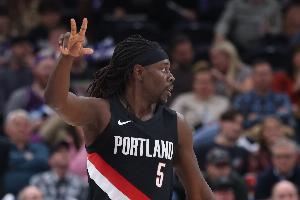 外线神准！霍勒迪上半场三分5中4砍下12分3篮板2助攻1抢断