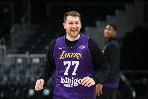 冲击六连胜!湖人官推晒训练照:今天有比赛