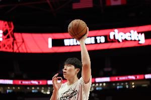 英文进步了？杨瀚森：谢谢夸奖 现在大部分时间都能听懂教练讲话